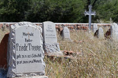 ein Soldatenfriedhof der ehemaligen deutschen Schutztruppe am Waterberg 20140505-122423.jpg